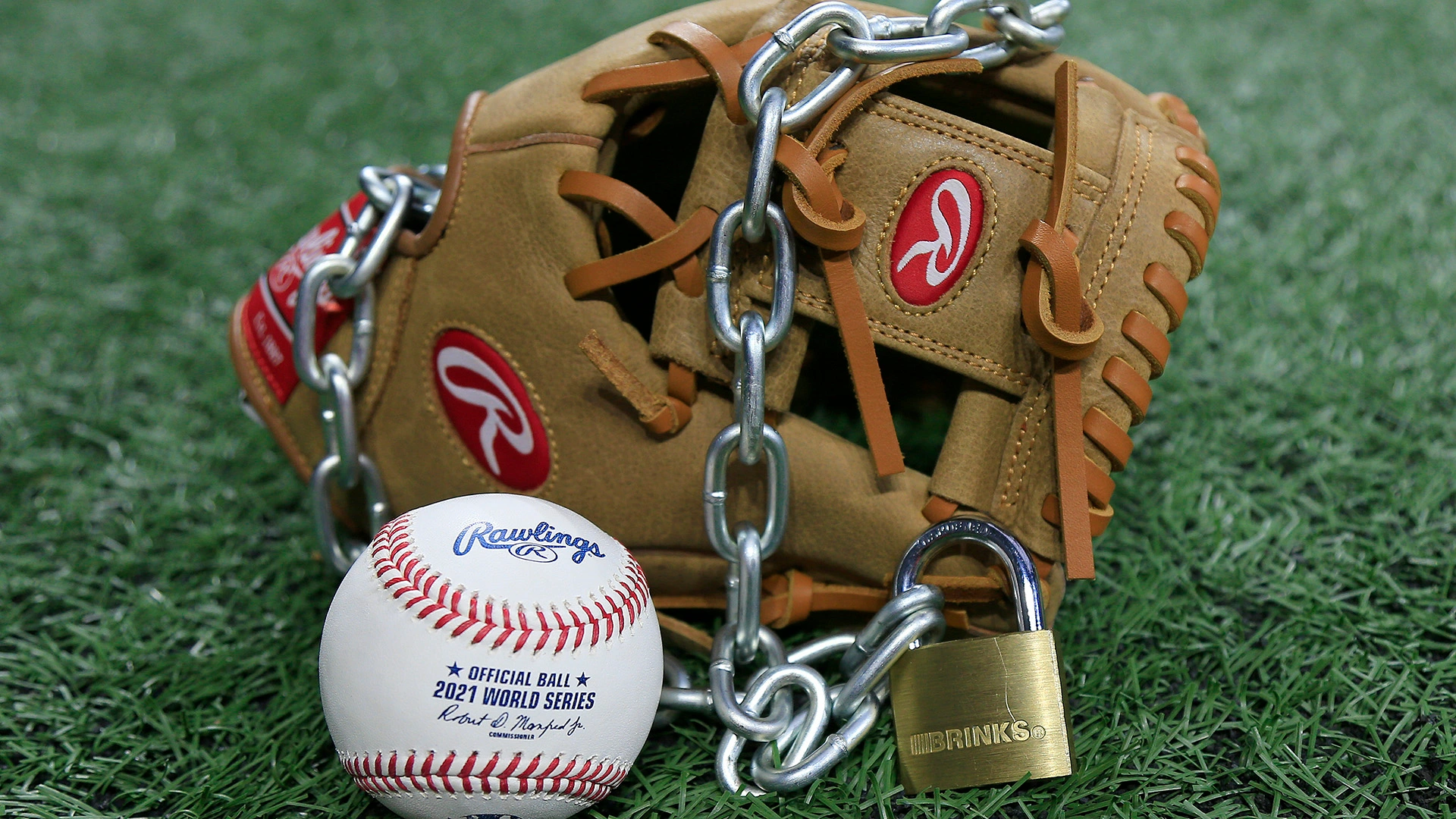 Fielding Gloves Sales Store -Fielding Gloves Sales Store GettyImages 1237669907